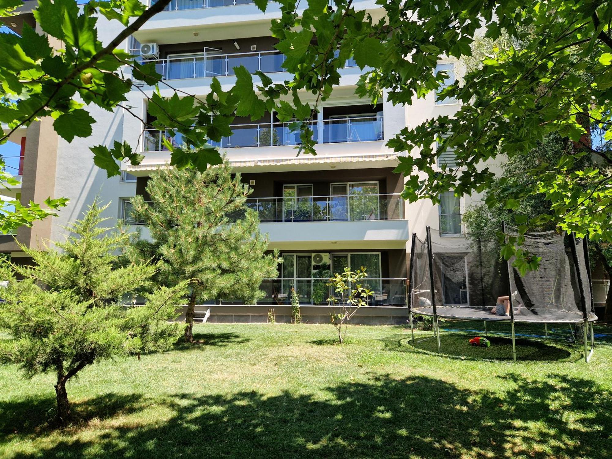 Airplane By Airport Residence Otopeni Extérieur photo